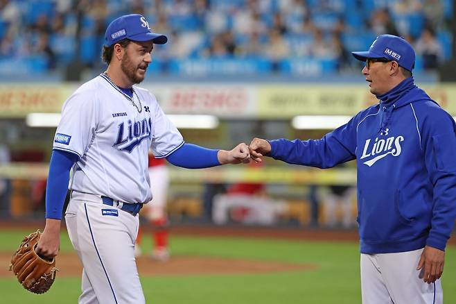 삼성 잭 오러클린(왼쪽)이 27일 구단과 5주 연장 계약을 맺으며 동행을 약속받았다. 사진제공｜삼성 라이온즈