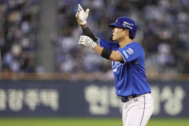 삼성 류지혁이 29일 잠실 두산전서 오른쪽 무릎 타박상으로 교체됐다. 7일 광주 KIA전부터 이어왔던 17연속경기 안타 기록도 마감됐다. 사진제공｜삼성 라이온즈