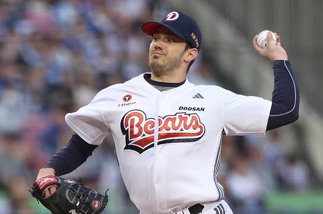 두산 잭로그가 29일 잠실 삼성전에 선발등판해 힘차게 투구하고 있다. 잠실｜뉴시스