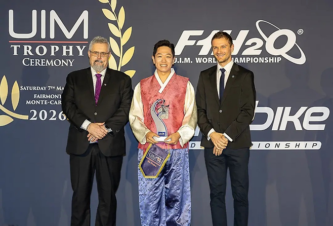 한복을 입고 시상식에 참여 중인 김다운 선수