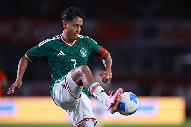 멕시코 대표팀 루이스 로모가 지난 1월 파나마와 평가전에서 볼 트래핑을 하고 있다. Getty Images코리아