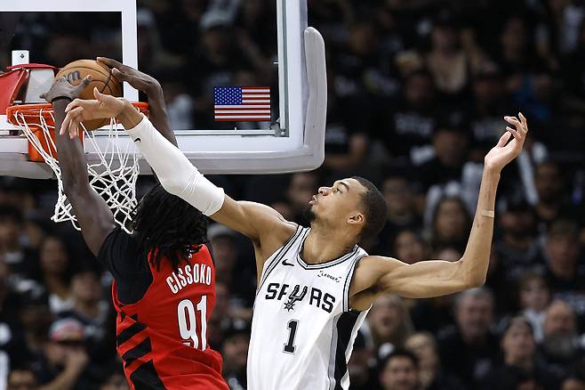 블록슛하는 빅터 웸반야마.  샌안토니오 | AFP연합뉴스