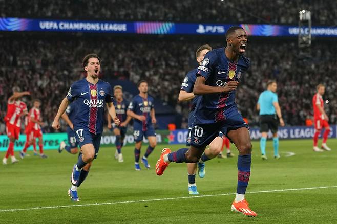 PSG 우스만 뎀벨레가 29일 UCL 4강 1차전에서 바이에른 뮌헨을 상대로 3-2로 앞서가는 골을 넣은 뒤 질주하며 기뻐하고 있다. AP연합뉴스