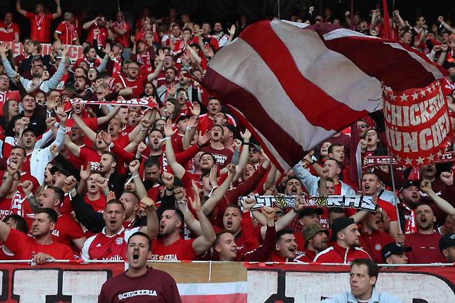 바이에른 뮌헨 팬들이 29일 PSG와의 UCL 4강 1차전 원정경기에서 뜨겁게 응원을 펼치고 있다. AFP연합뉴스