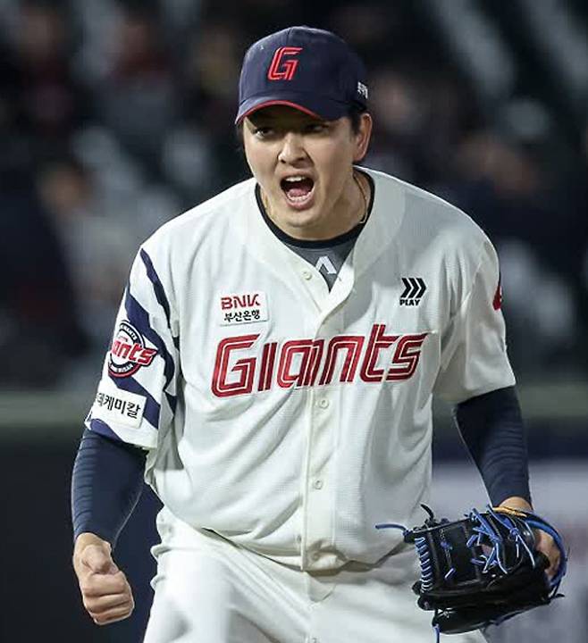 롯데 김원중이 28일 키움전 9회 급히 등판해 1이닝 세이브를 거둔 뒤 포효하고 있다. 롯데 자이언츠 제공