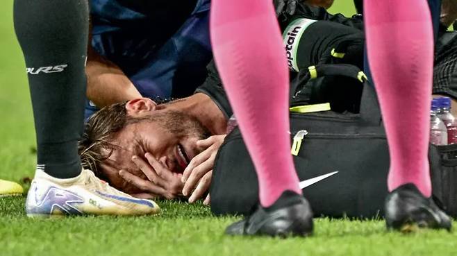 서울월드컵경기장에서 열린 2025 쿠팡플레이 시리즈 토트넘 홋스퍼와 뉴캐슬 유나이티드의 경기. 경기 중 토트넘 제임스 매디슨이 상처를 입은 뒤 고통스러워하고 있다. 게티이미지
