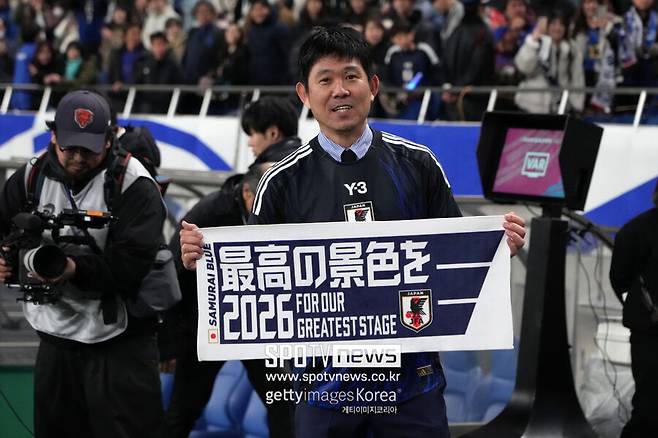 ▲ 2018년부터 일본 대표팀 지휘봉을 잡고 있는 모리야스 감독은 2회 연속 월드컵 본선 진출을 이끈 최초의 일본 사령탑이 됐다. 직전 카타르 월드컵에서 16강 진출에 성공했던 모리야스 감독은 북중미행을 결정한 뒤 \"우리보다 FIFA 랭킹이 높은 팀과 붙고 싶다\"는 말로 강한 의욕을 내비쳤다.