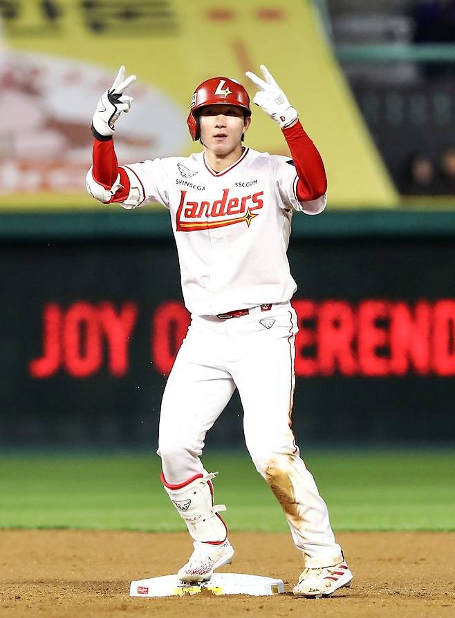 ▲ 박성한은 시즌 개막 뒤 한 달이 지난 시점에도 여전히 4할대 중반의 타율과 5할대 중반의 출루율을 유지하고 있다 ⓒSSG랜더스