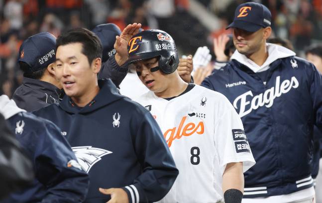 한화 이글스 노시환(가운데)이 28일 대전 한화생명볼파크에서 열린 2026 신한 SOL KBO리그 SSG 랜더스와 홈경기에서 끝내기 밀어내기를 얻어내 경기를 승리로 이끈 뒤 동료들과 하이파이브를 하고 있다. /사진=뉴스1