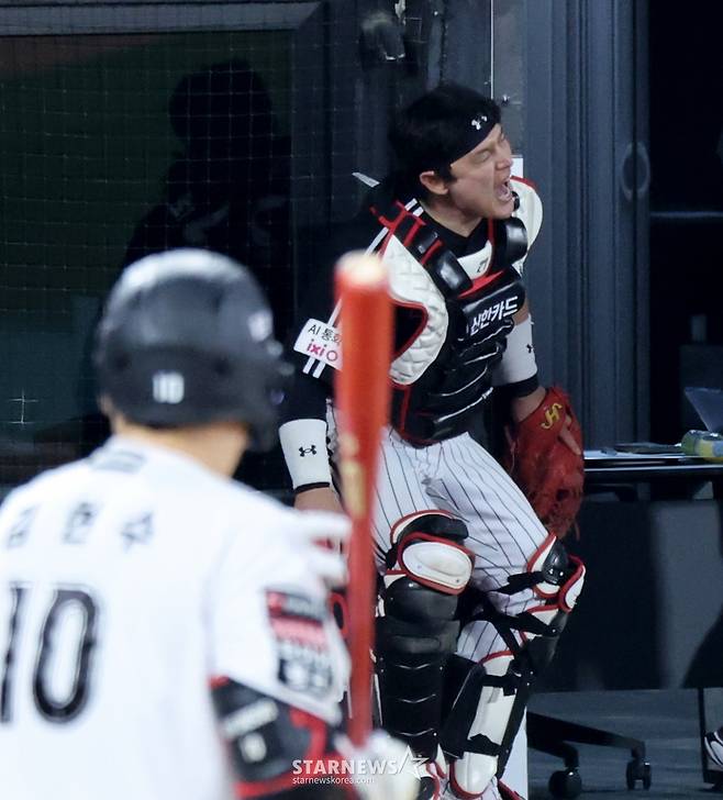 [카메라톡스]'파울공 하나가 가른 승부'  9회말 2사 만루 박동원이 김현수의 파울볼만 잡았더라면