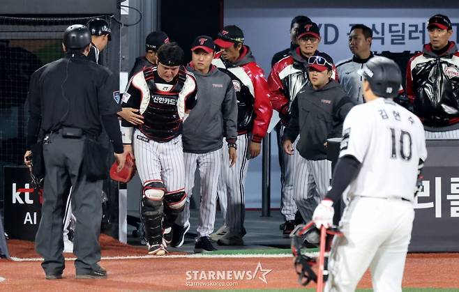 [카메라톡스]'파울공 하나가 가른 승부'  9회말 2사 만루 박동원이 김현수의 파울볼만 잡았더라면