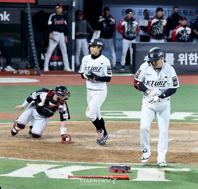 [카메라톡스]'파울공 하나가 가른 승부'  9회말 2사 만루 박동원이 김현수의 파울볼만 잡았더라면