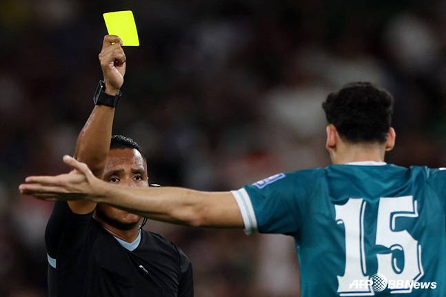 주심이 옐로카드를 꺼내는 모습. /AFPBBNews=뉴스1