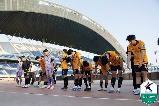 지난 26일 FC안양전 2-5 패배 후 팬들에게 인사하고 있는 광주FC 선수들. /사진=한국프로축구연맹 제공