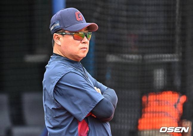 훈련을 지켜보고 있는 김태형 감독.