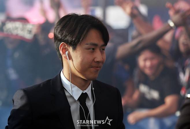 파리 생제르맹(PSG) 이강인이 29일(한국시간) 프랑스 파리의 파르크 데 프랭스에서 열리는 바이에른 뮌헨과의 2025-2026 유럽축구연맹(UEFA) 챔피언스리그 4강 1차전을 위해 경기장에 들어서고 있다. 이강인은 다만 이날 교체 명단에 이름을 올린 뒤 출전 기회를 얻지는 못했다. /로이터=뉴스1