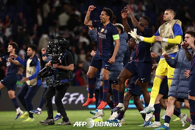 29일 프랑스 파리의 파르크 데 프랭스에서 열린 2025-2026 유럽축구연맹(UEFA) 챔피언스리그(UCL) 4강 1차전에서 바이에른 뮌헨을 꺾고 승리한 파리생제르맹(PSG) 선수들이 기뻐하고 있다. /AFPBBNews=뉴스1