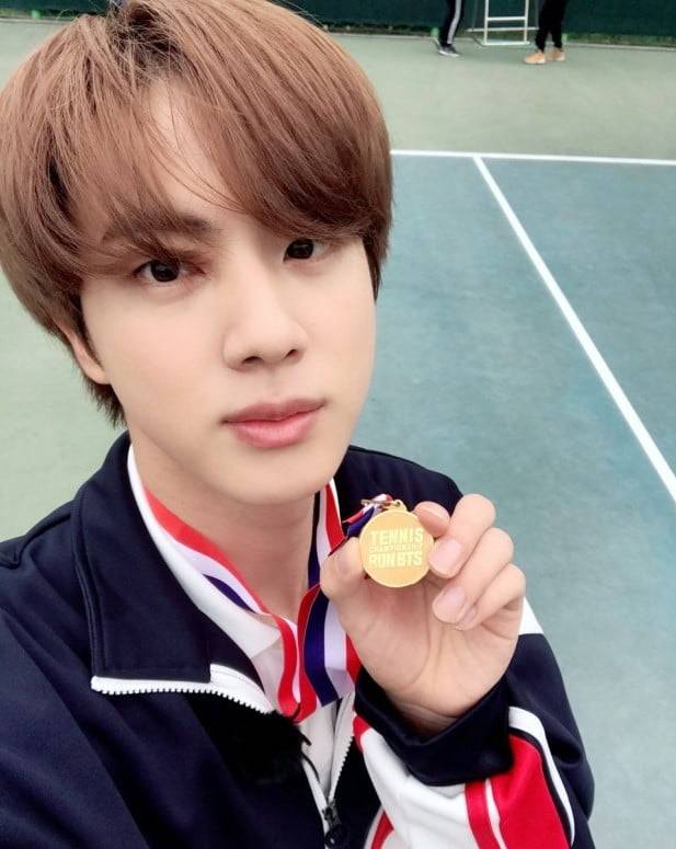 '비주얼 천재' 방탄소년단 진, 운동도 천재..피클볼 치는 모습에 전 세계 팬들 '환호'