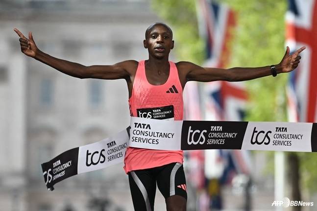 사바스티안 사웨가 26일(한국시간) 영국 런던에서 열린 2026 런던 마라톤 결승선을 통과하고 있다. /AFPBBNews=뉴스1