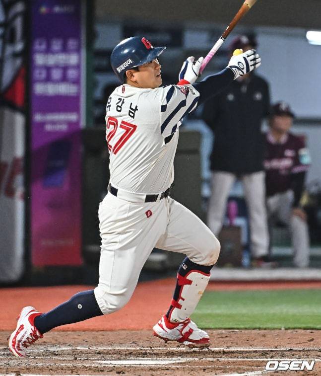 2루타를 친 유강남.