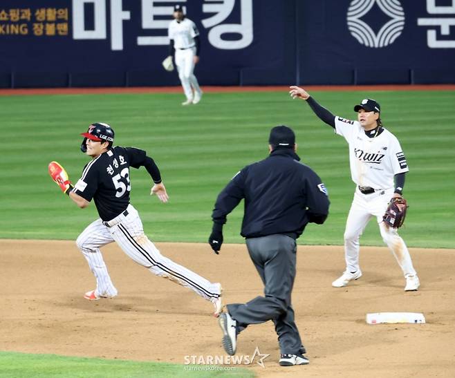 [한번에쓱]'연장10회초 안타치고 폭투때 3루까지 그리고 득점까지 완성' 친정 상대로 맹활약 천성호