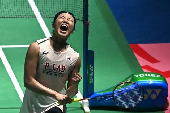 여자단식 세계 1위 안세영은 29일 덴마크 호르센스의 '포럼 호르센스'에서 열린 제31회 세계여자단체배드민턴선수권대회(우버컵) 조별리그 D조 3차전 태국과의 경기에서 첫 단식 주자로 나선 뒤 한 때 세계 1위에 올랐던 상대팀 간판 스타 라차녹 인타논(세계 7위)을 41분 만에 게임스코어 2-0으로 완파했다. 한국은 안세영 승리 여세를 몰아 이후 열린 1~2복식, 2~3단식을 모두 이기고 태국을 매치스코어 5-0으로 따돌렸다. D조 1위로 8강에 올라 중국과는 결승에서나 붙게 되는 토너먼트 대진표를 완성했다. 연합뉴스