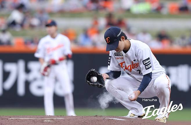 29일 오후 대전 한화생명 볼파크에서 열린 '2026 신한 SOL KBO리그' SSG 랜더스와 한화 이글스의 경기, 한화 선발 황준서가 1⅔이닝 2피안타(1피홈런) 6사사구 1탈삼진 5실점으로 등판을 마쳤다. 황준서의 시즌 평균자책점은 3.38에서 6.57로 상승했다. 한화 이글스
