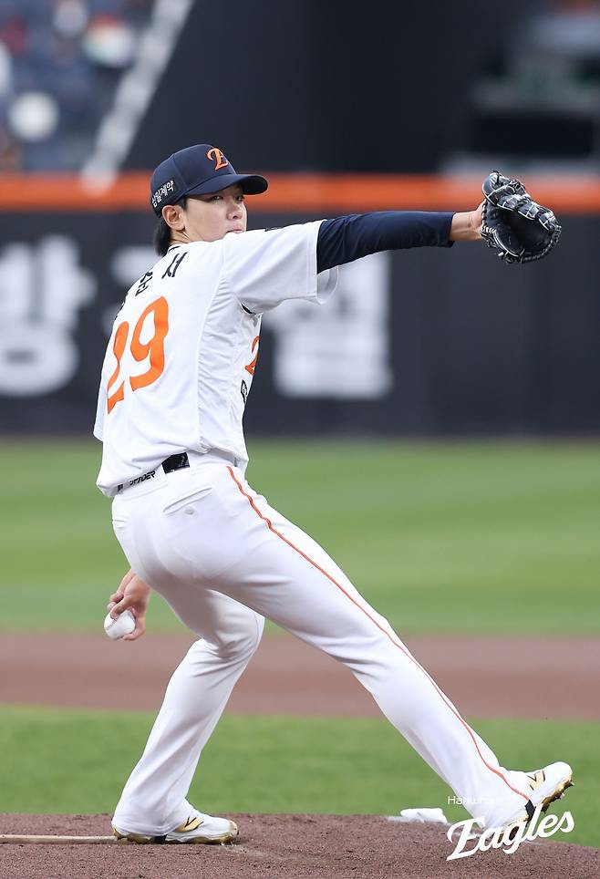 29일 오후 대전 한화생명 볼파크에서 열린 '2026 신한 SOL KBO리그' SSG 랜더스와 한화 이글스의 경기, 한화 선발 황준서가 1⅔이닝 2피안타(1피홈런) 6사사구 1탈삼진 5실점으로 등판을 마쳤다. 황준서의 시즌 평균자책점은 3.38에서 6.57로 상승했다. 한화 이글스