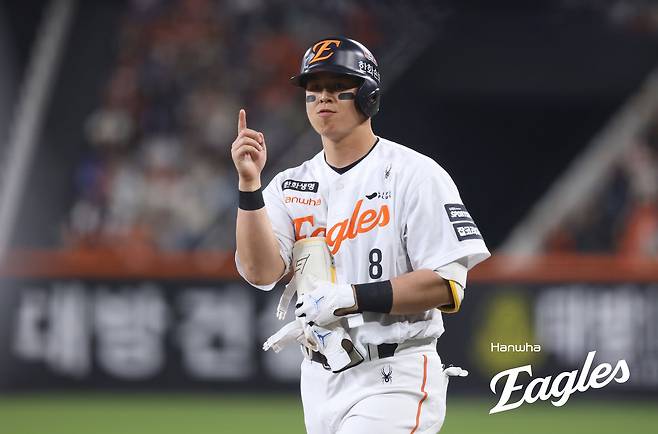 29일 오후 대전 한화생명 볼파크에서 열린 '2026 신한 SOL KBO리그' SSG 랜더스와 한화 이글스의 경기, 3회말 2사 1, 3루 한화 노시환이 내야안타를 친 뒤 세리머니를 하고 있다. 한화 이글스