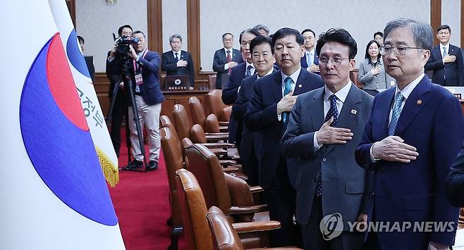 국기에 경례하는 김민석 국무총리 (서울=연합뉴스) 안정원 기자 = 김민석 국무총리가 29일 서울 종로구 정부서울청사에서 열린 임시국무회의 겸 비상경제본부회의에서 국기에 경례하고 있다. 2026.4.29 jeong@yna.co.kr