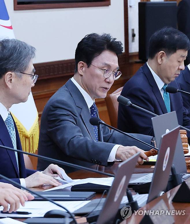 개회선언하는 김민석 국무총리 (서울=연합뉴스) 안정원 기자 = 김민석 국무총리가 29일 서울 종로구 정부서울청사에서 열린 임시국무회의 겸 비상경제본부회의에서 개회 선언을 하고 있다. 2026.4.29 jeong@yna.co.kr