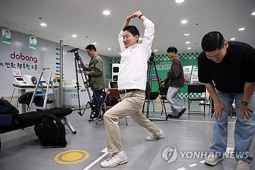 체력 측정하는 오세훈 서울시장 후보 (서울=연합뉴스) 윤동진 기자 = 국민의힘 오세훈 서울시장 후보가 29일 서울체력 9988 도봉센터에서 체력 측정을 위해 몸을 풀고 있다. 2026.4.29
    mon@yna.co.kr
