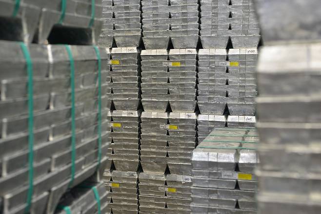 쌓여 있는 아연 슬라브 [고려아연 제공. 재판매 및 DB 금지]