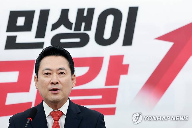 지역·민생 공약 발표하는 국민의힘 장동혁 대표 (서울=연합뉴스) 신현우 기자 = 국민의힘 장동혁 대표가 29일 국회에서 지역·민생 공약을 발표하고 있다. 2026.4.29 nowwego@yna.co.kr