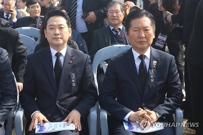 제주4·3희생자추념식 참석한 정청래와 장동혁 (제주=연합뉴스) 박지호 기자 = 3일 오전 제주시 봉개동 제주4·3평화공원에서 열린 제78주년 제주4·3희생자추념식에서 더불어민주당 정청래 대표와 국민의힘 장동혁 대표가 말없이 자리에 앉아 있다. 2026.4.3 jihopark@yna.co.kr