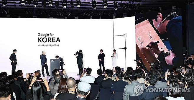 바둑판에 서명하는 이세돌과 데미스 허사비스 (서울=연합뉴스) 김인철 기자 = 데미스 허사비스 구글 딥마인드 최고경영자(CEO)와 이세돌 사범 겸 UNIST 특임교수가 29일 서울 중구 웨스틴 조선호텔에서 열린 구글 포 코리아 2026에서 바둑판에 서명을 하고 있다. 2026.4.29 yatoya@yna.co.kr