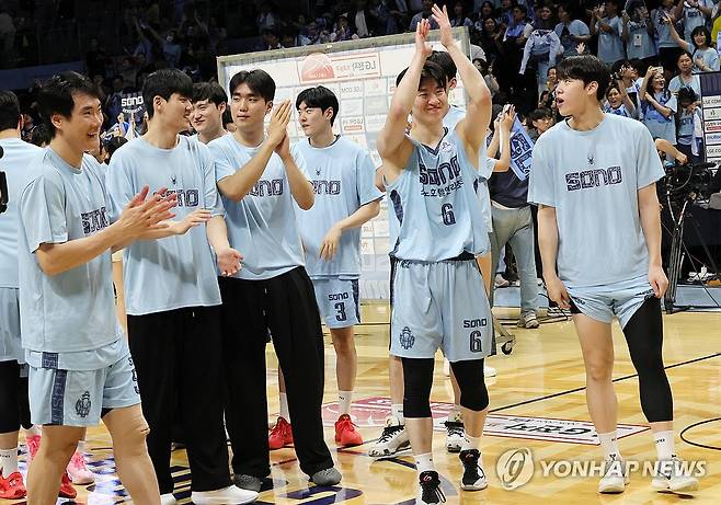 소노, 사상 첫 챔피언결정전 진출 (고양=연합뉴스) 김병만 기자 = 27일 고양 소노 아레나에서 열린 2025?2026 LG전자 프로농구 4강 플레이오프 3차전 고양 소노와 창원 LG 경기에서 승리한 소노 선수들이 기뻐하고 있다. 2026.4.27 kimb01@yna.co.kr
