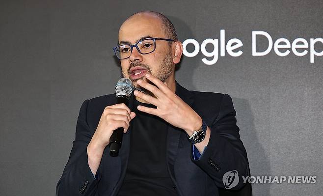 인터뷰하는 허사비스 구글 딥마인드 CEO와 신진서 9단 (서울=연합뉴스) 김인철 기자 = 데미스 허사비스 구글 딥마인드 최고경영자(CEO)가 29일 서울 중구 웨스틴 조선호텔에서 열린 '알파고 10년: 위대한 동행'에서 신진서 9단과 함께 '알파고 이후 10년, 인간과 AI의 다음 수'라는 주제로 인터뷰하고 있다. 2026.4.29 yatoya@yna.co.kr