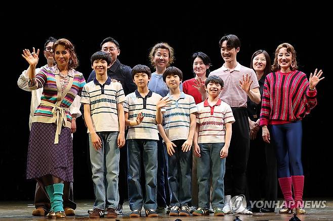 뮤지컬 '빌리 엘리어트' 프레스콜 (서울=연합뉴스) 류효림 기자 = 29일 서울 용산구 블루스퀘어에서 열린 뮤지컬 '빌리 엘리어트' 프레스콜에서 출연진과 배우들이 포즈를 취하고 있다. 2026.4.29 ryousanta@yna.co.kr