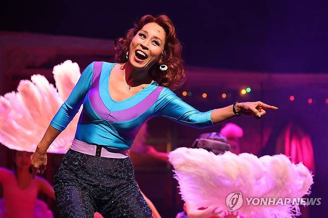 열연하는 최정원 (서울=연합뉴스) 류효림 기자 = 배우 최정원이 29일 서울 용산구 블루스퀘어에서 열린 뮤지컬 '빌리 엘리어트' 프레스콜에서 주요 장면을 시연하고 있다. 2026.4.29 ryousanta@yna.co.kr