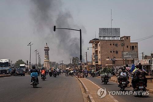 25일 말리 수도 바마코에서 검은 연기가 피어오르는 모습 [AFP 연합뉴스 자료사진. 재판매 및 DB 금지]