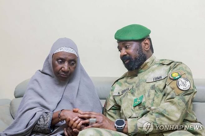 28일 말리 대통령실이 공개한 사진. 아시미 고이타 임시 대통령이 최근 무장세력의 공격에 사망한 사디오 카마라 국방장관의 유족을 만나 위로하고 있다. [말리 대통령실/로이터=연합뉴스. 재판매 및 DB 금지]