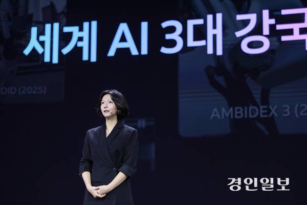 최수연 네이버 대표이사가 지난해 11월 열린 DAN25 컨퍼런스에서 네이버의 통합 에이전트 방향성으로 ‘에이전트 엔(Agent N)’을 소개하고 있다. 2025.11.6  /네이버 제공