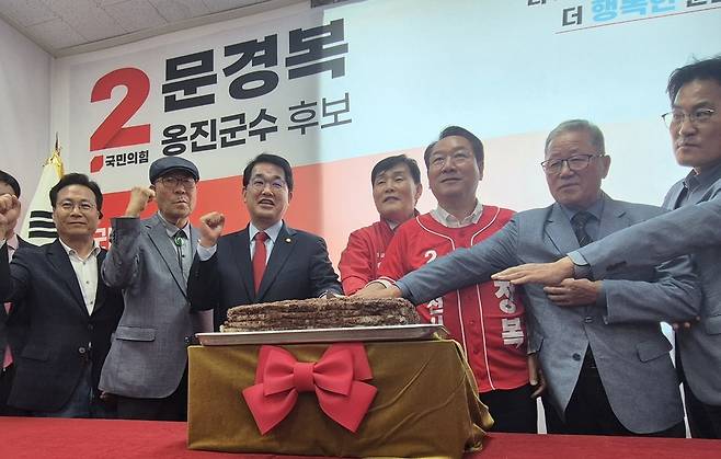 30일 오후 1시 문경복 국민의힘 옹진군수 예비후보가 영흥면에 있는 선거사무소에서 유정복 인천시장, 배준영 의원 등과 함께 개소식 행사에 참여하고 있다. <유지인 기자>