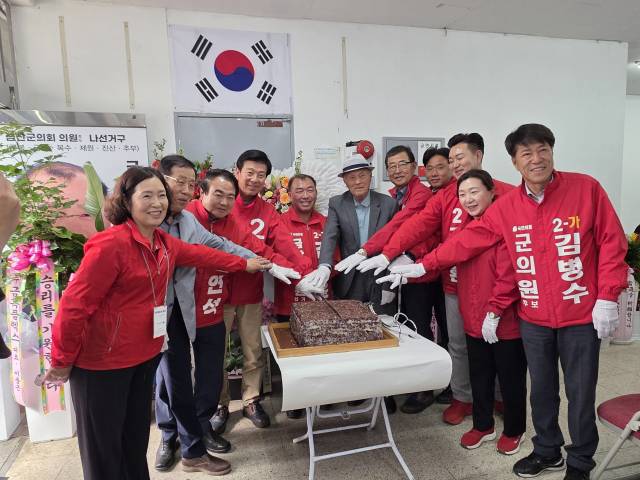 같은 당소속 출마자들이 함께 개소식을 축하했다. 사진=이상문 기자