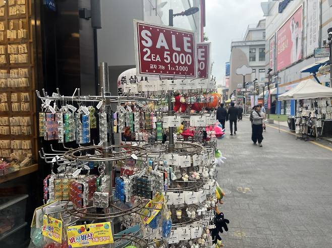30일 광주 동구 충장로 일대에 위차한 소품샵에 최근 유행중인 '키캡'이 상품으로 진열되어 있는 모습. /박건우 기자