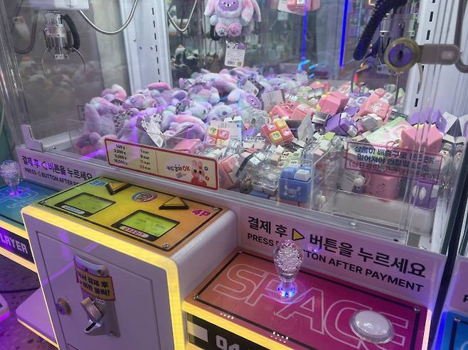 30일 광주 동구 충장로 일대에 위차한 한 인형뽑기방에 최근 유행중인 '키캡'이 상품으로 진열되어 있는 모습. /박건우 기자
