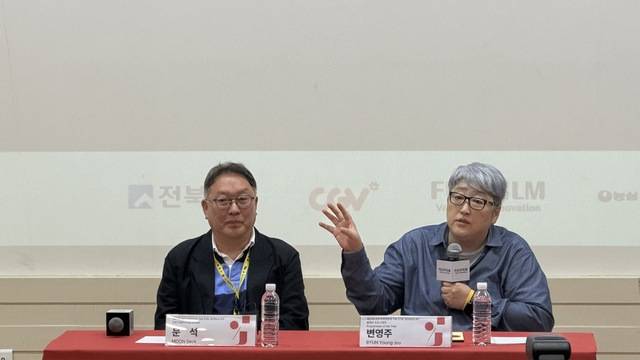 30일 중부비전센터에서 열린 ‘J 스페셜: 올해의 프로그래머’ 기자회견서 변영주 감독이 ‘J스페셜’ 섹션을 통해 소개될 작품의 선정이유에 대해 설명하고 있다. 전현아 기자.