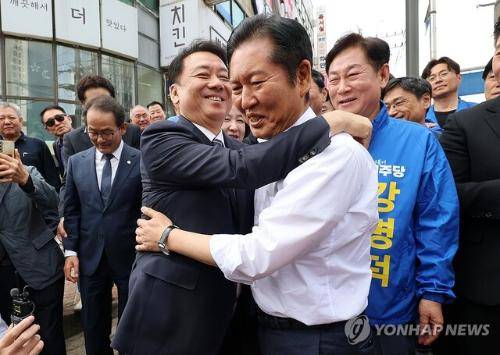 ◇더불어민주당 정청래 대표와 이광재 하남갑 보궐선거 후보가 29일 경기도 하남 덕풍전통시장에서 포옹하고 있다. 2026.4.29 연합뉴스.