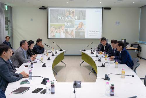 ◇더불어민주당 우상호 강원지사 후보가 30일 춘천 거두산업단지를 찾아 바디텍메드를 비롯한 바이오 기업 관계자들을 만났다.
